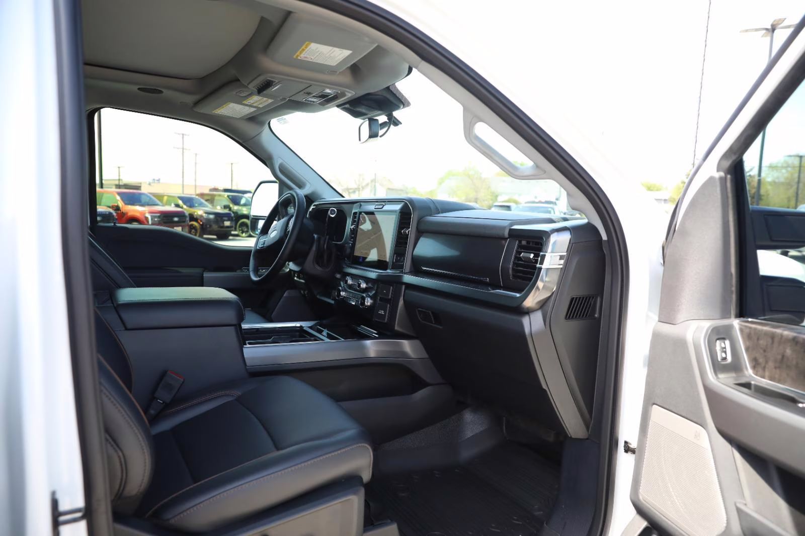 2025 Oxford White Ford Super Duty F-350 SRW LARIAT 4X4 Truck