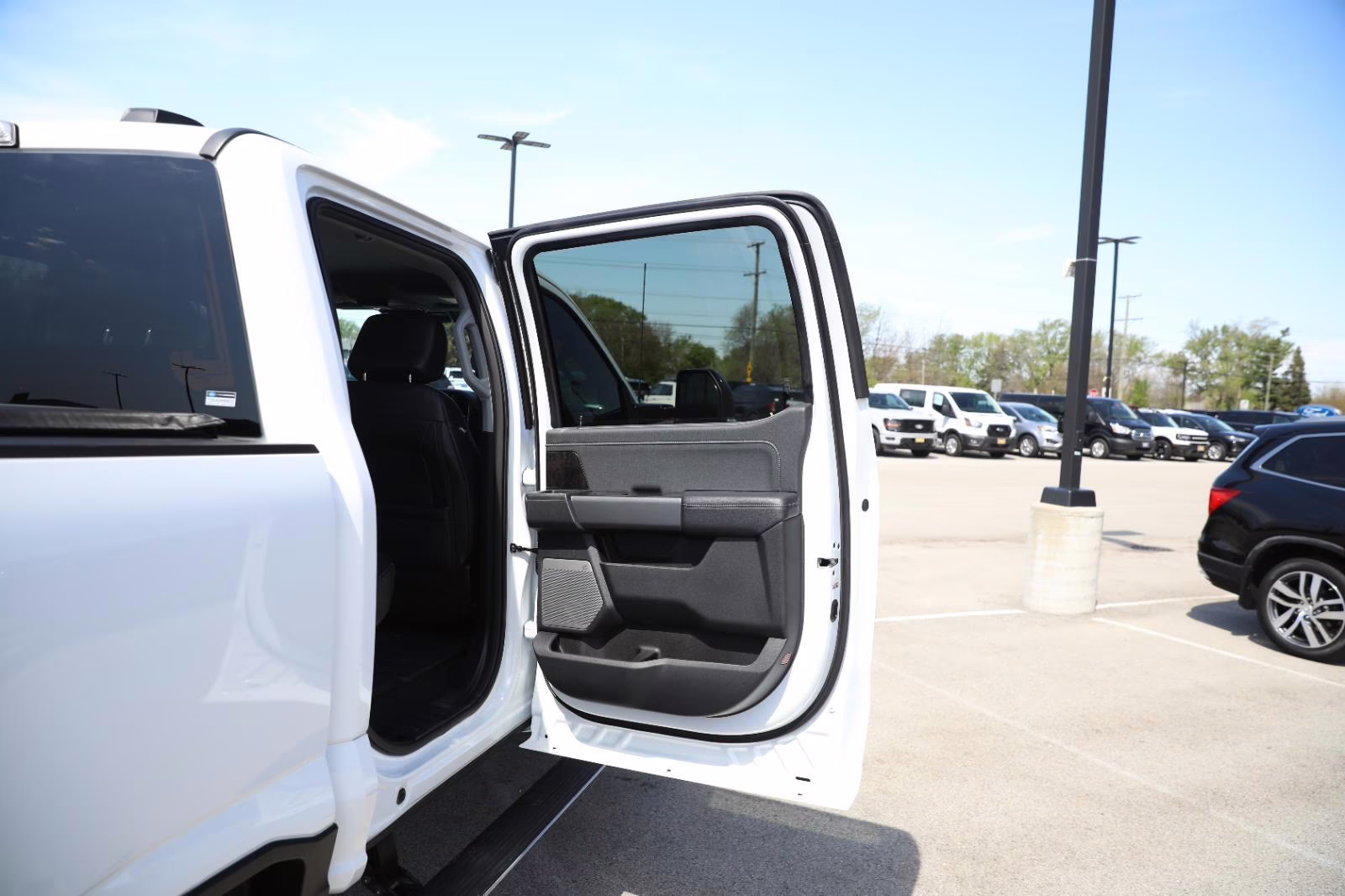 2025 Oxford White Ford Super Duty F-350 SRW LARIAT 4X4 Truck