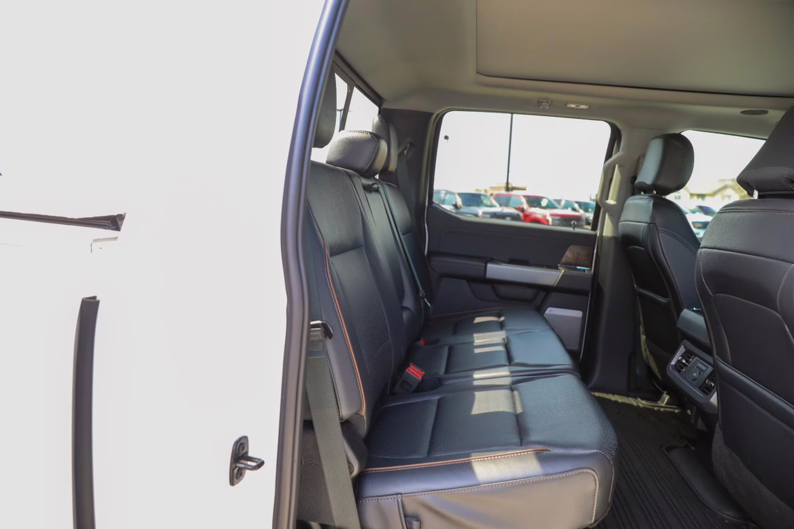 2025 Oxford White Ford Super Duty F-350 SRW LARIAT 4X4 Truck