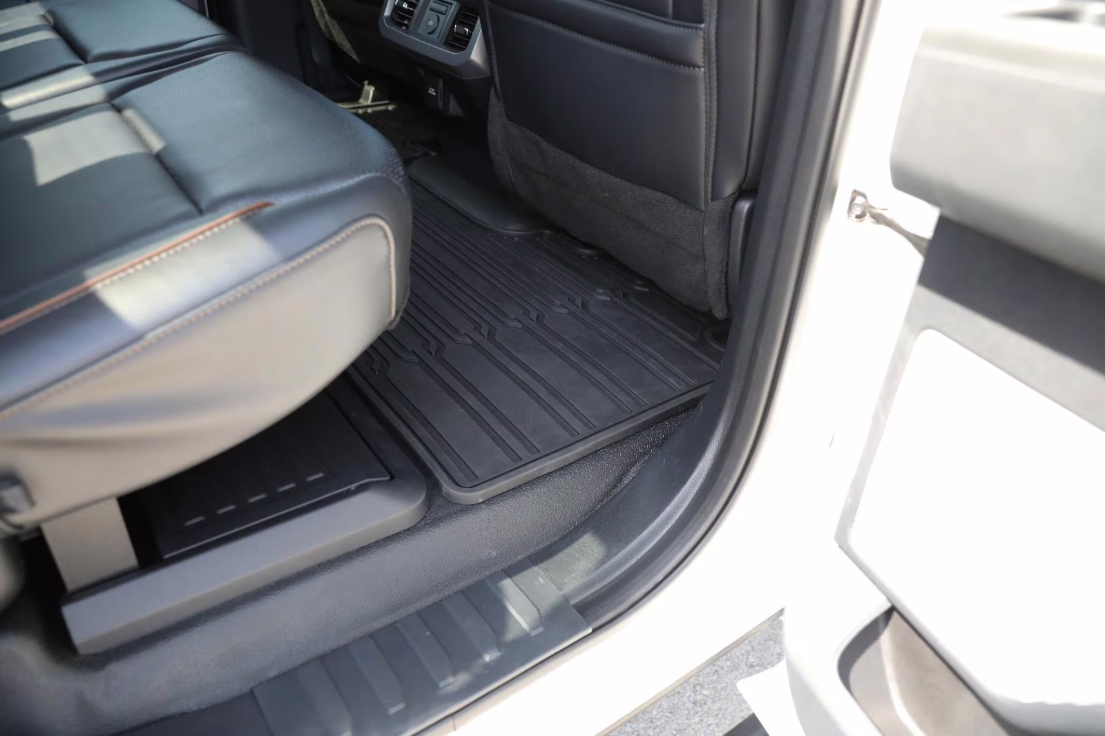 2025 Oxford White Ford Super Duty F-350 SRW LARIAT 4X4 Truck
