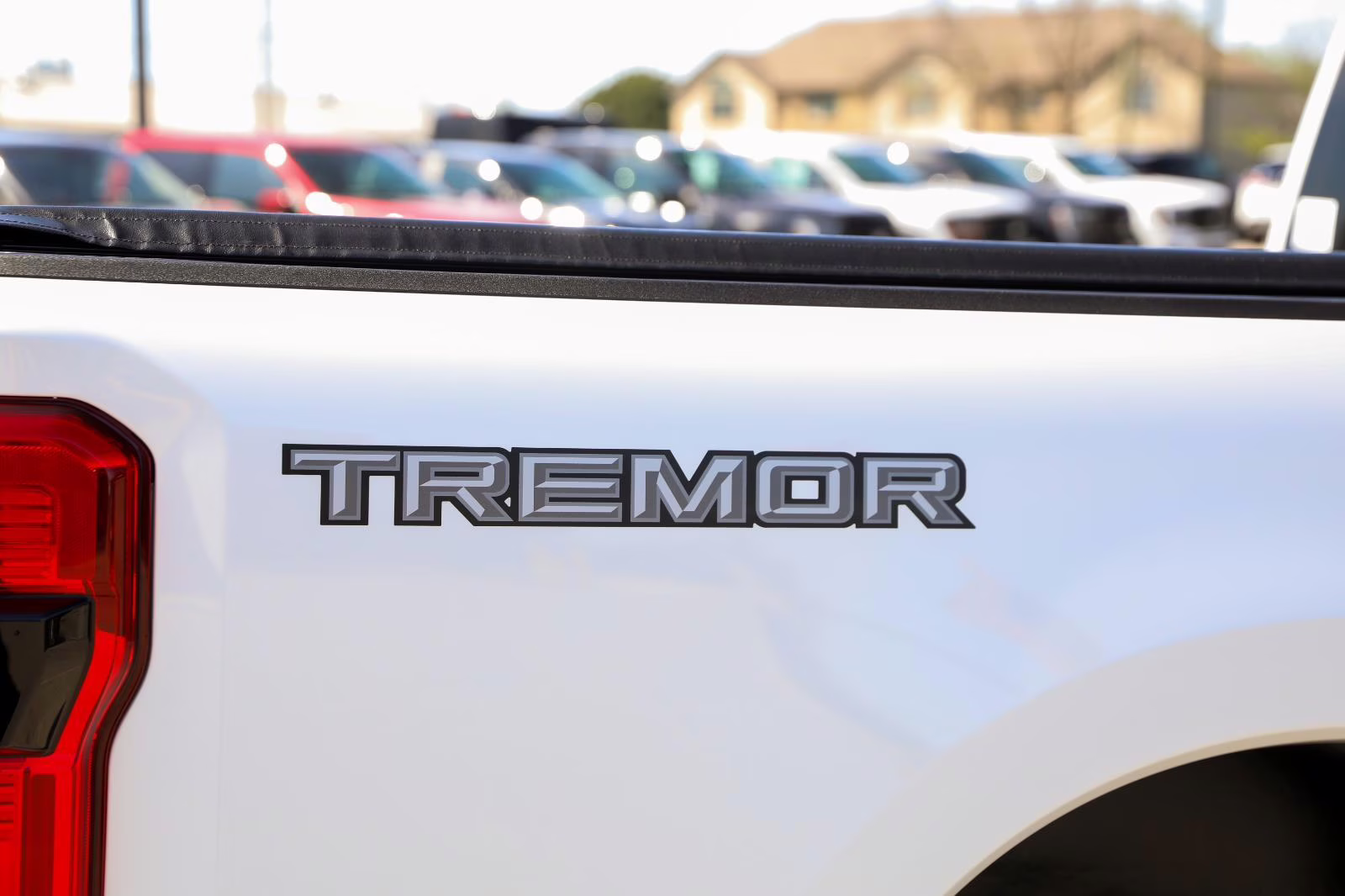 2025 Oxford White Ford Super Duty F-350 SRW LARIAT 4X4 Truck