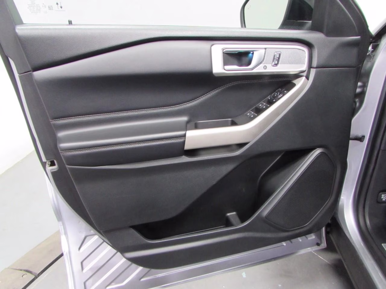 2022 Iconic Silver Metallic Ford Explorer Limited 4X4 SUV