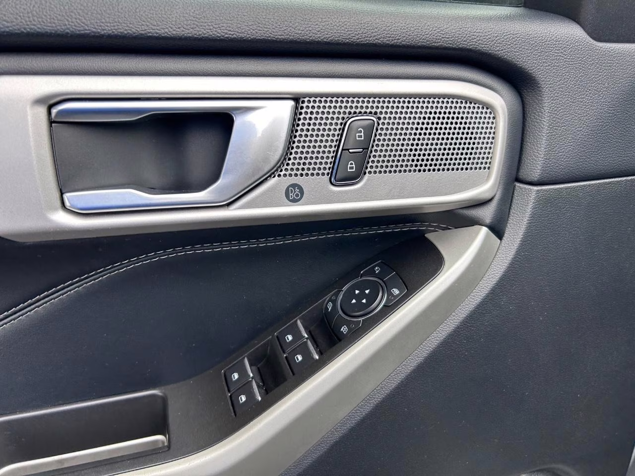 2022 Iconic Silver Metallic Ford Explorer Limited 4X4 SUV