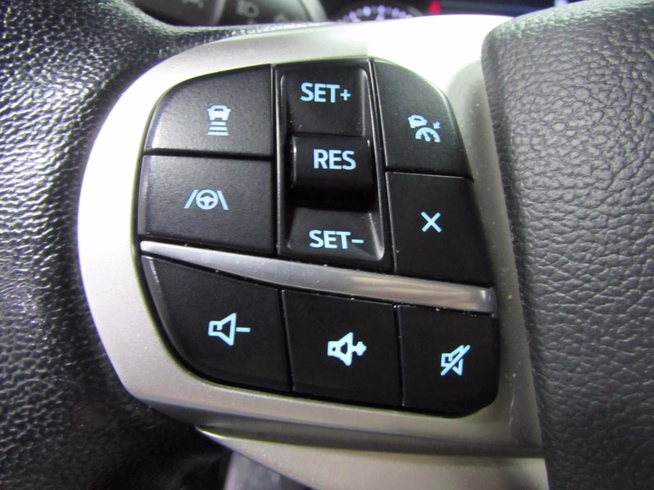2022 Iconic Silver Metallic Ford Explorer Limited 4X4 SUV
