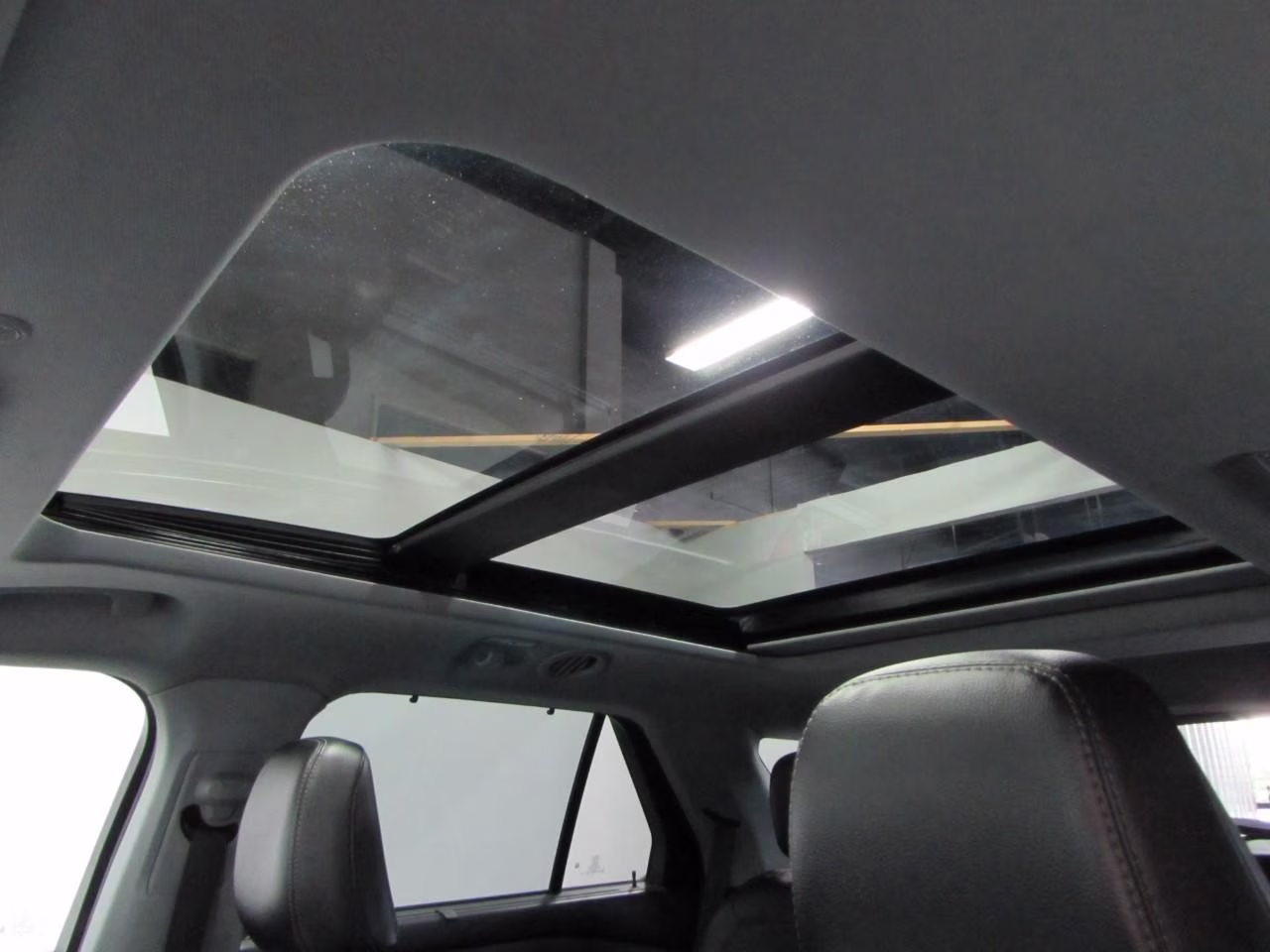 2022 Iconic Silver Metallic Ford Explorer Limited 4X4 SUV