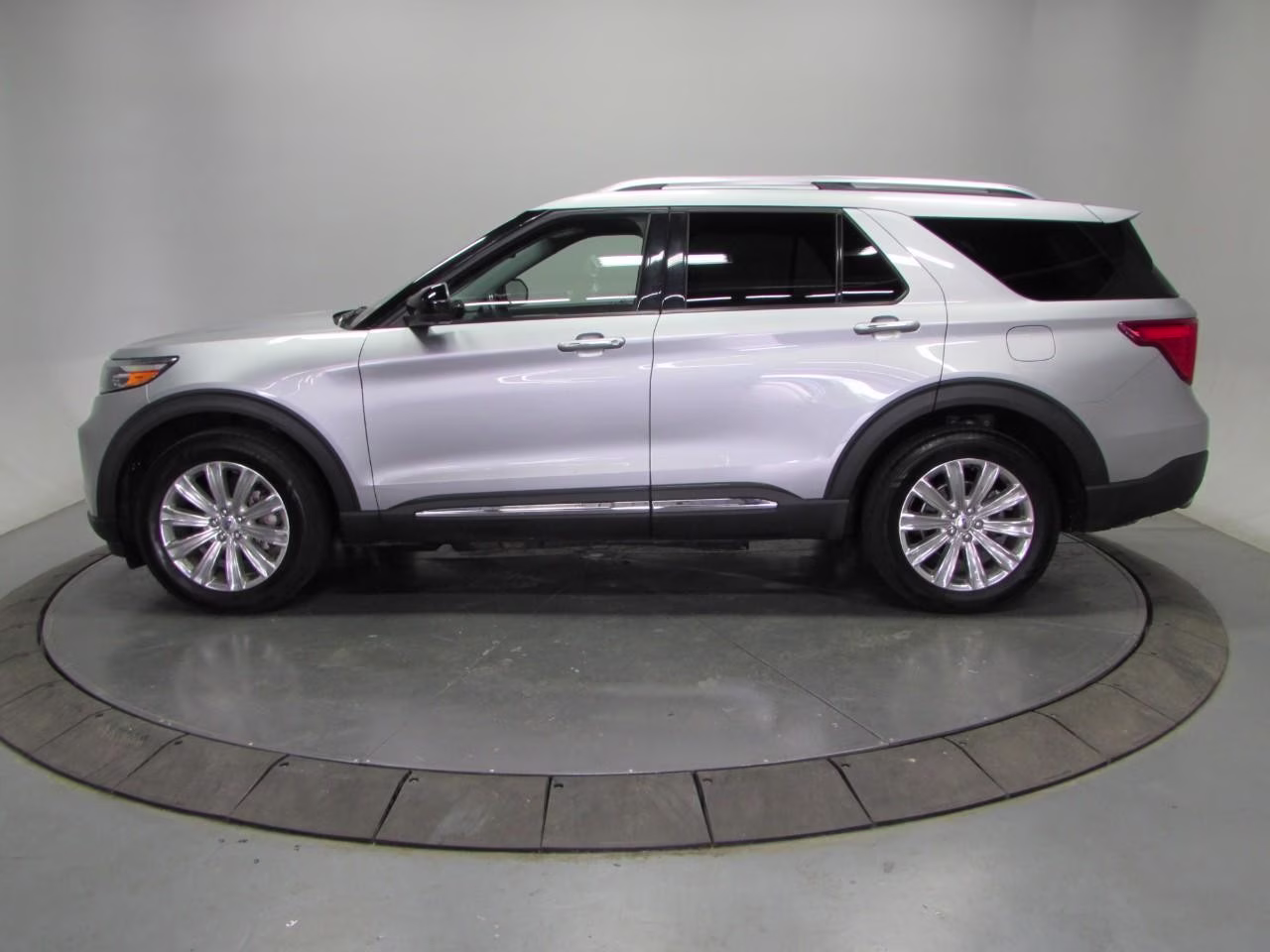 2022 Iconic Silver Metallic Ford Explorer Limited 4X4 SUV