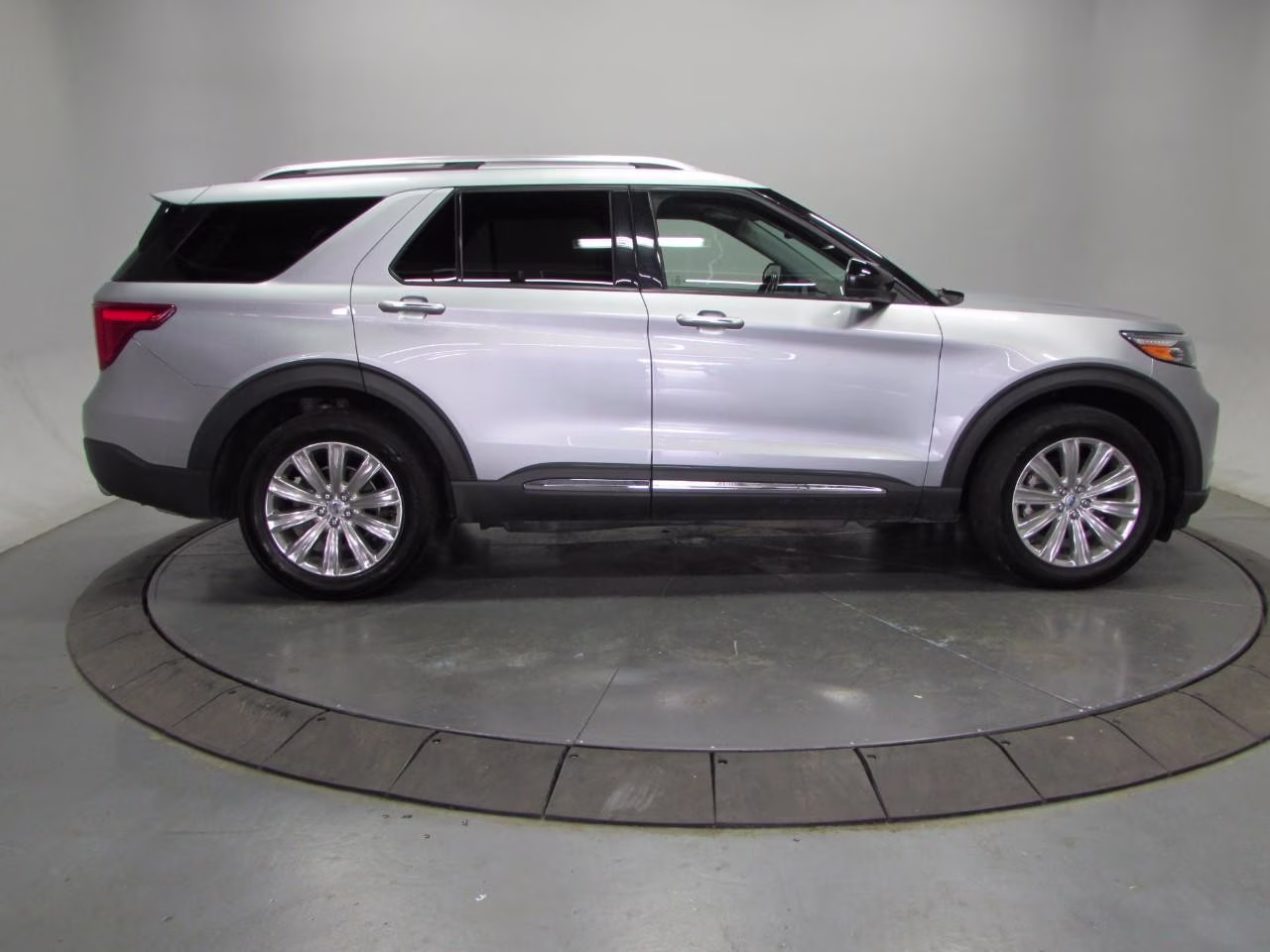 2022 Iconic Silver Metallic Ford Explorer Limited 4X4 SUV