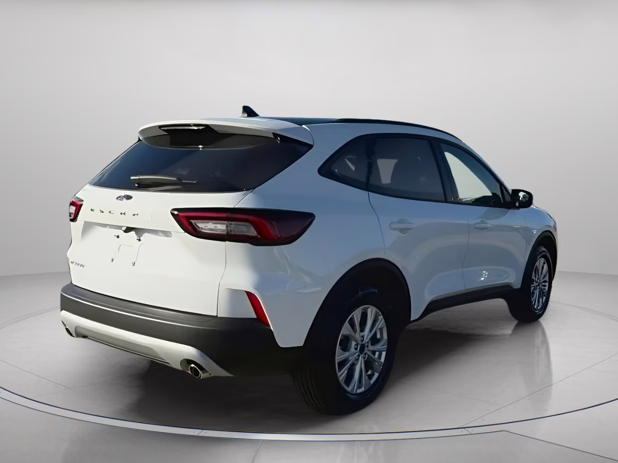 2026 Oxford White Ford Escape Active FWD SUV