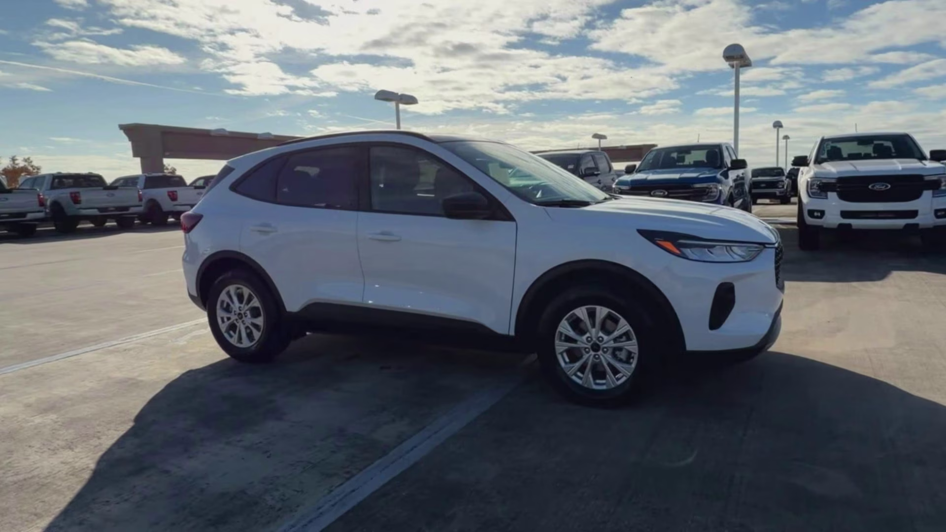 2026 Oxford White Ford Escape Active FWD SUV