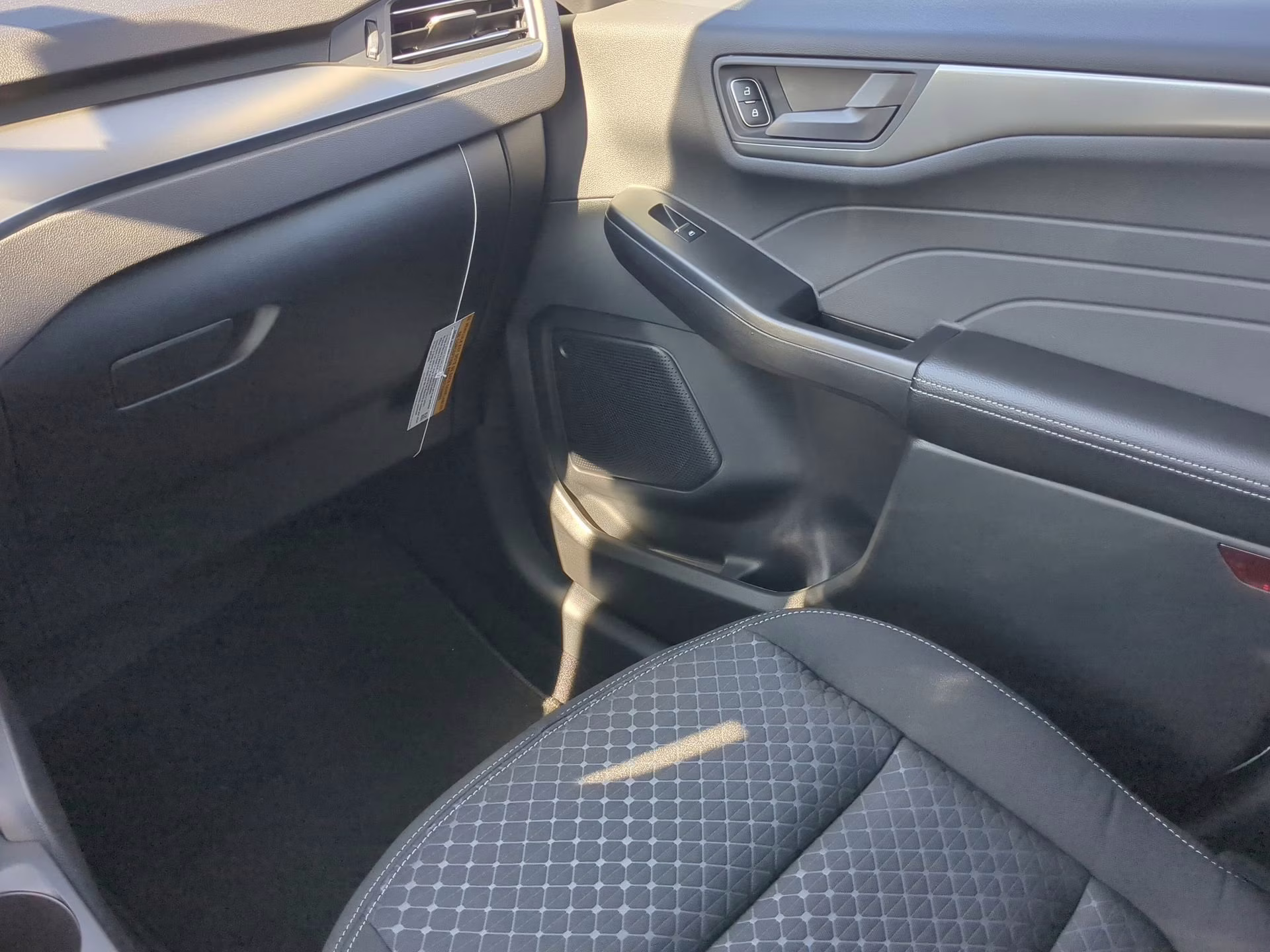 2026 Oxford White Ford Escape Active FWD SUV