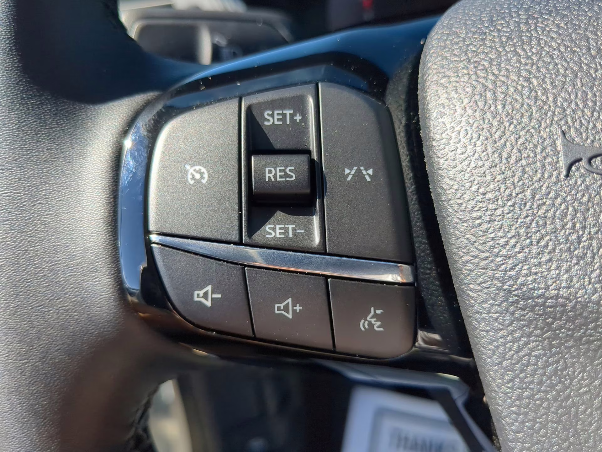 2026 Oxford White Ford Escape Active FWD SUV