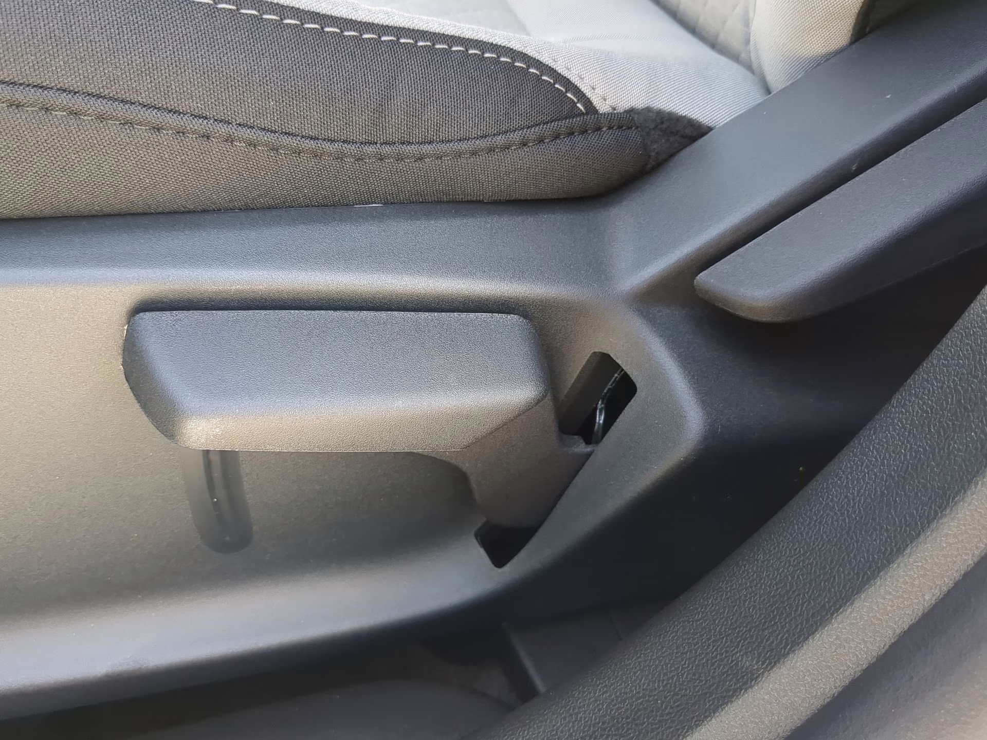 2026 Oxford White Ford Escape Active FWD SUV