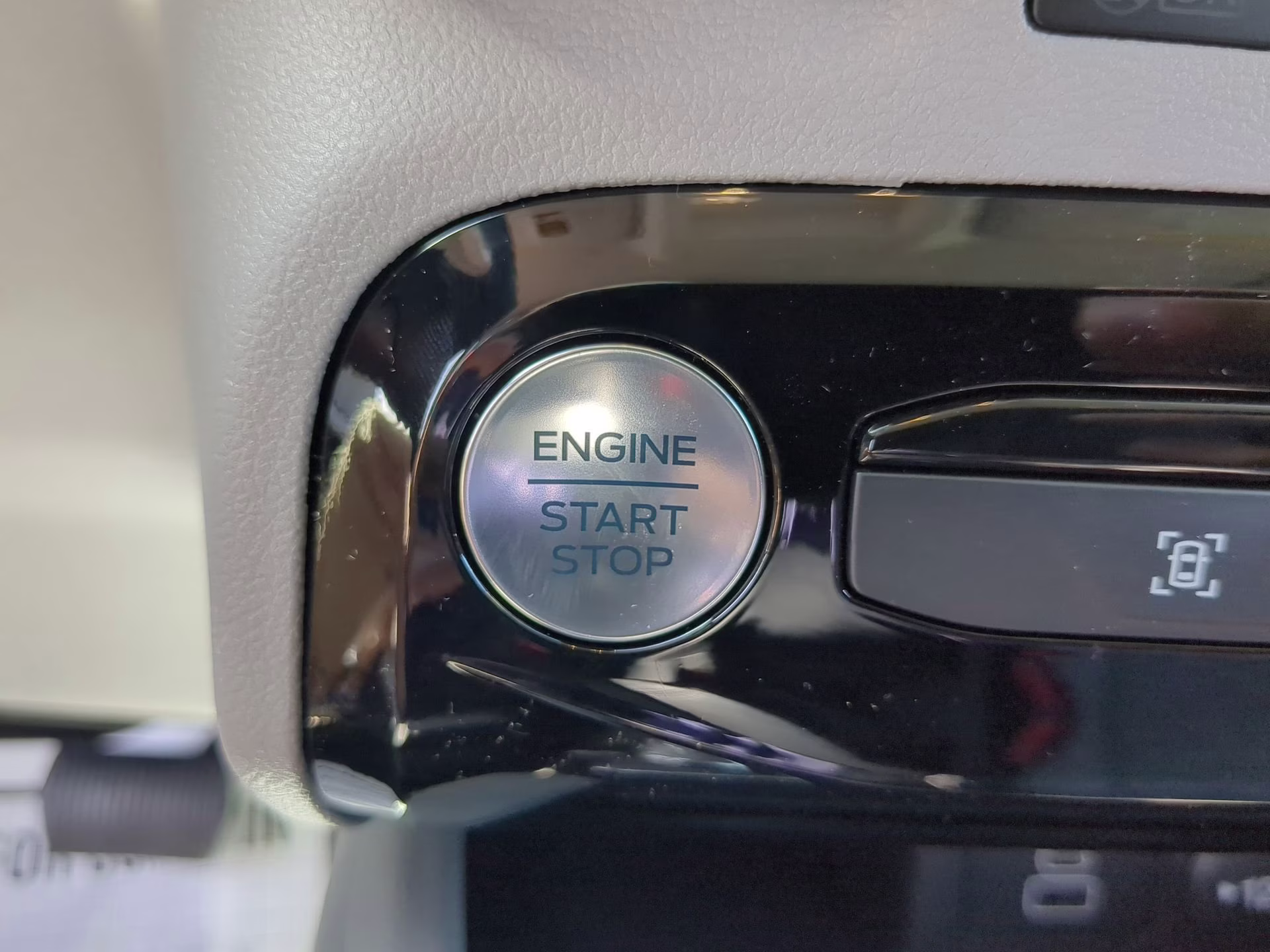 2026 Oxford White Ford Escape Active FWD SUV