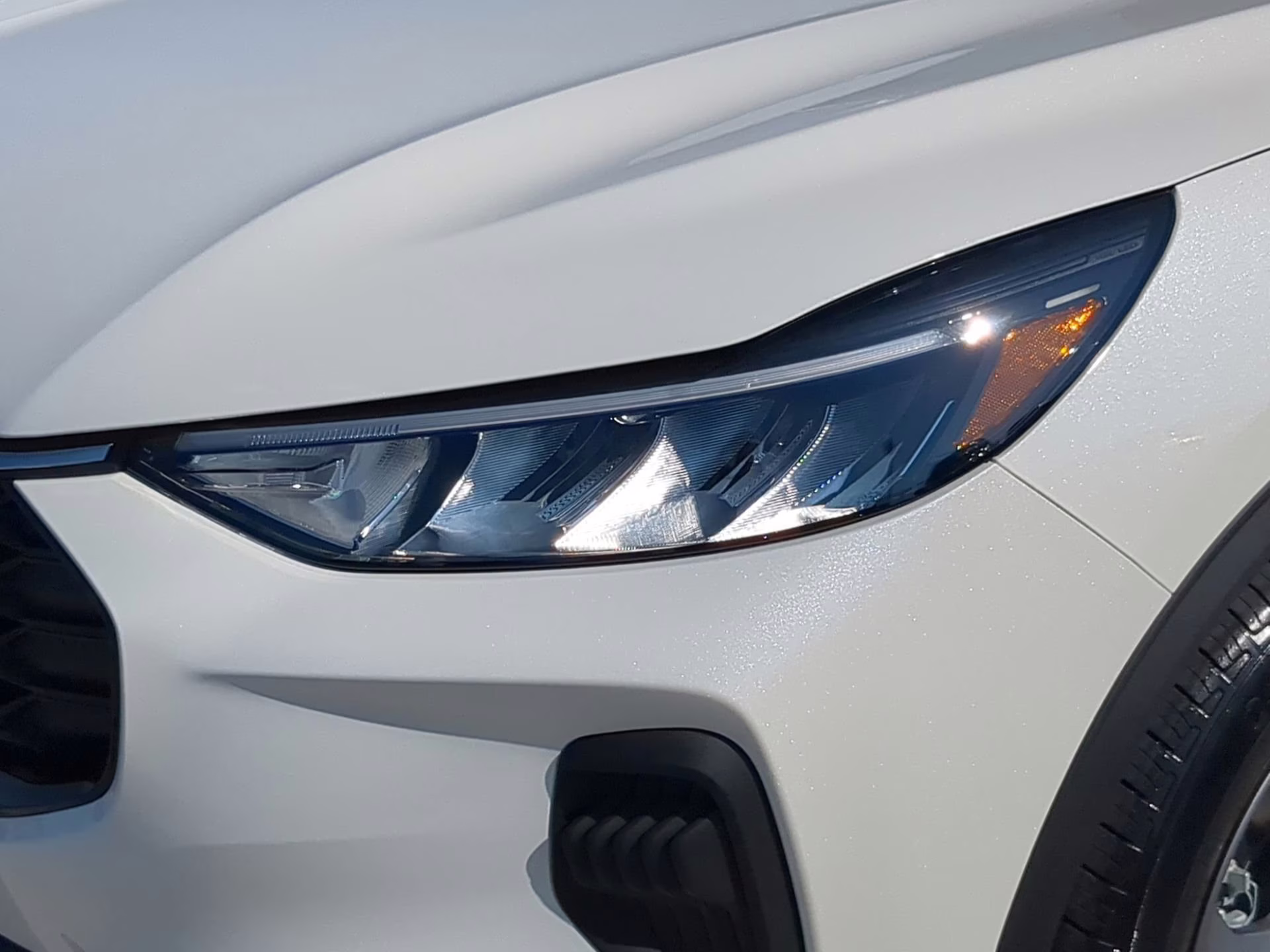 2026 Star White Metallic Tri-Coat Ford Escape ST-Line FWD SUV