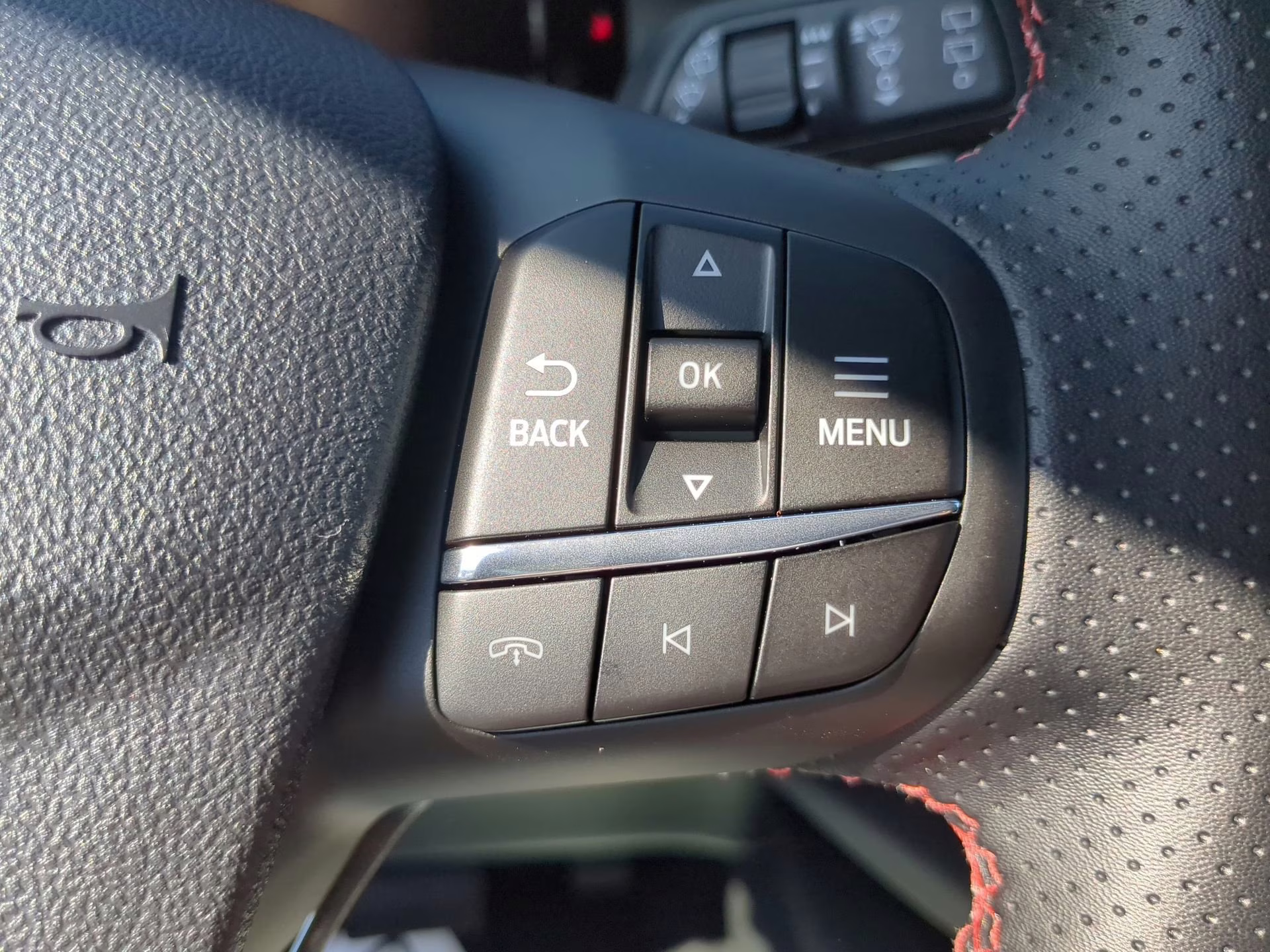 2026 Star White Metallic Tri-Coat Ford Escape ST-Line FWD SUV