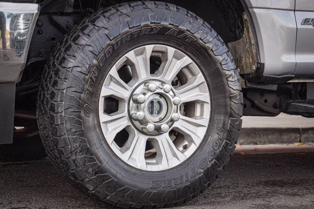 2022 Silver Ford Super Duty F-350 SRW XLT 4X4 Truck