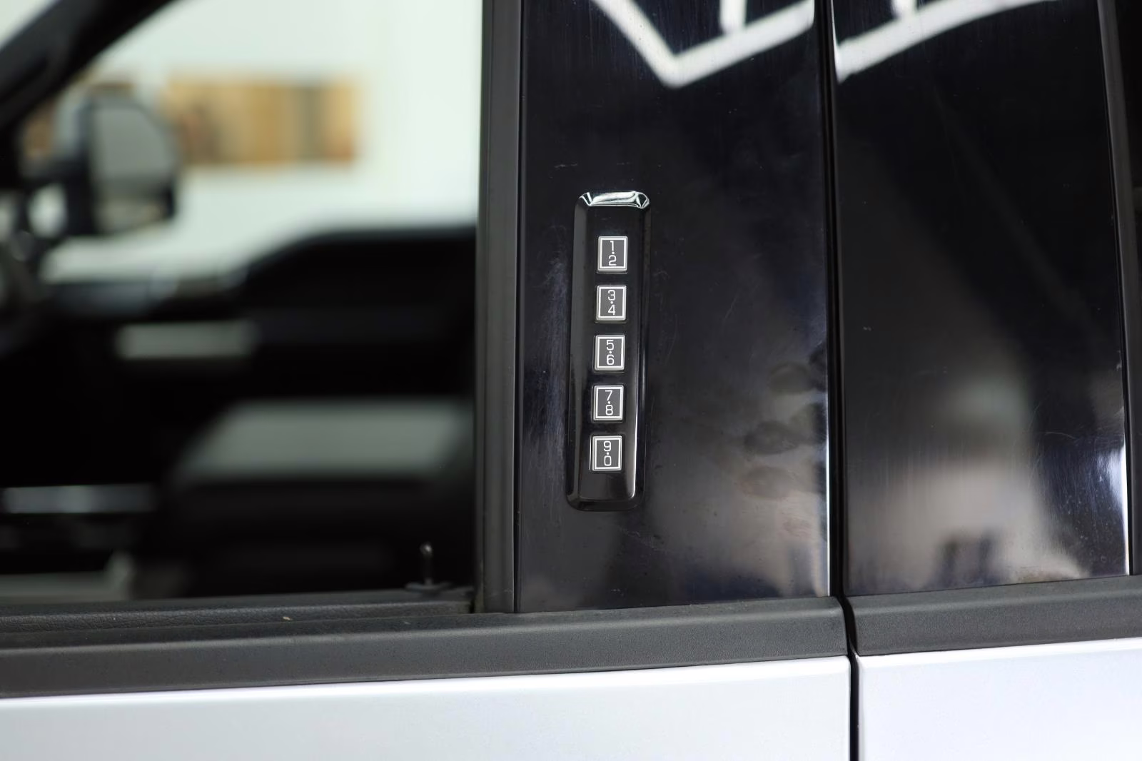 2022 Agate Black Ford Super Duty F-350 SRW Lariat 4X4 Truck