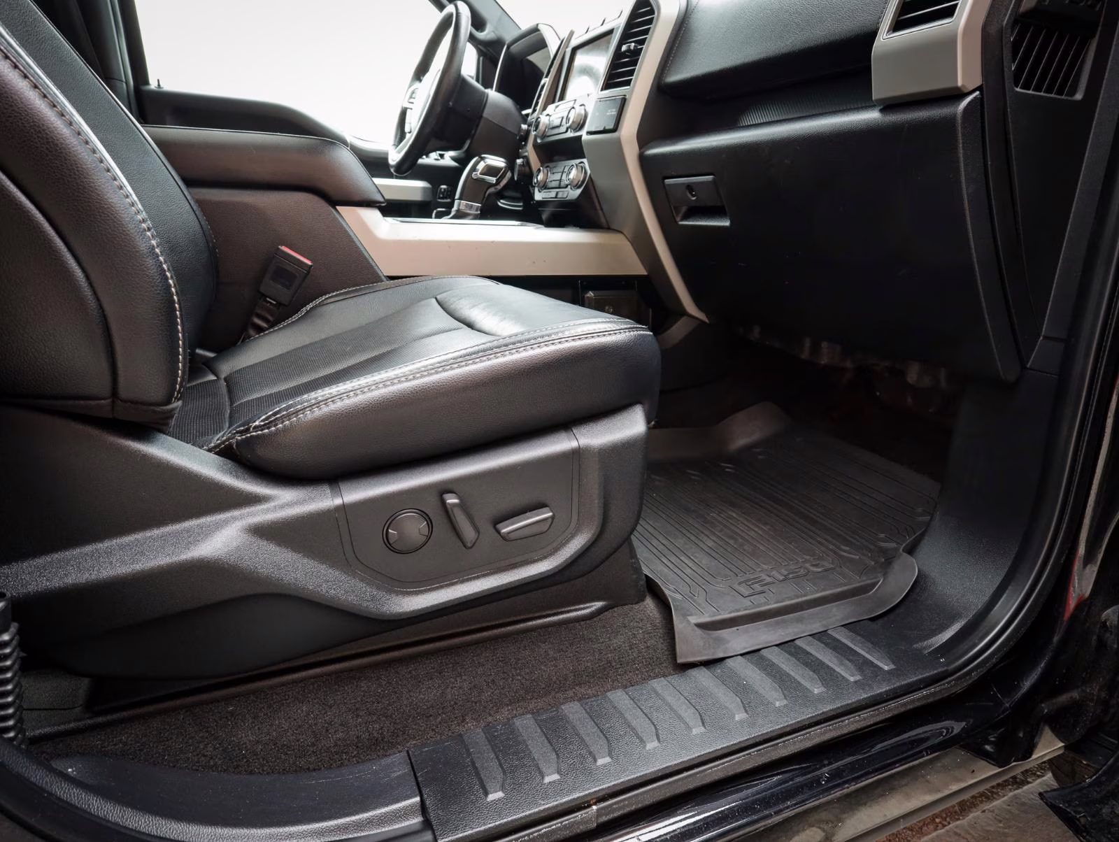 2020 Agate Black Metallic Ford F-150 LARIAT 4X4 Truck