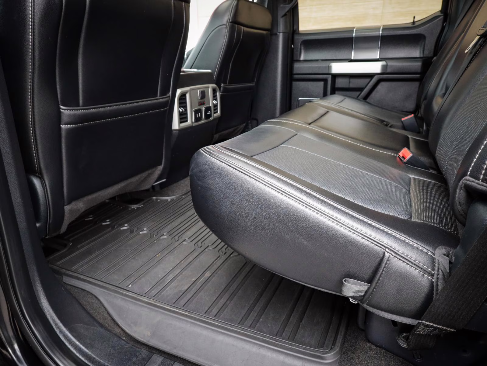 2020 Agate Black Metallic Ford F-150 LARIAT 4X4 Truck