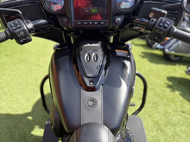 2025 BLACK SMOKE Indian CHIEFTAIN POWER PLUS DARK HORSE  112 RIDER ASSISIT