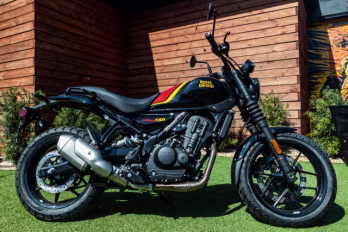 2026 PLAYA BLACK Royal Enfield GUERRILLA 450