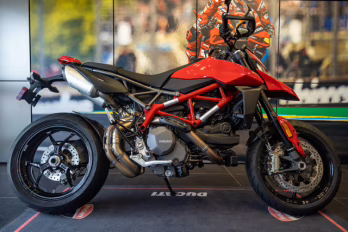 2025 DUCATI RED Ducati HYPERMOTARD 950