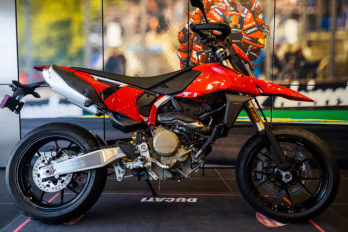 2025 DUCATI RED Ducati HYPERMOTARD 698