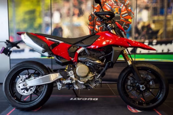 2025 DUCATI RED Ducati HYPERMOTARD 698