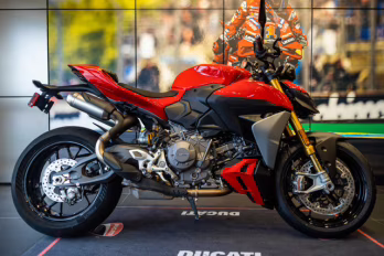 2026 DUCATI RED Ducati STREET FIGHTER V2S
