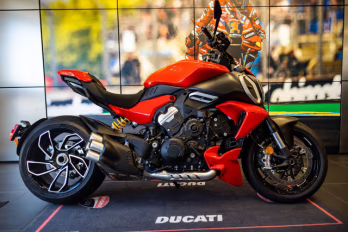 2025 DUCATI RED Ducati DIAVEL V4