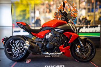 2025 RED Ducati DIAVEL V4