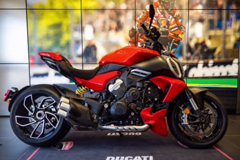 2025 RED Ducati DIAVEL V4