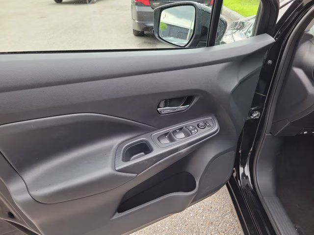 2025 Super Black Metallic Nissan Versa 1.6 SV FWD Sedan