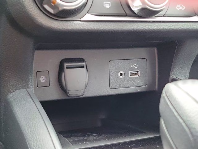2025 Super Black Metallic Nissan Versa 1.6 SV FWD Sedan
