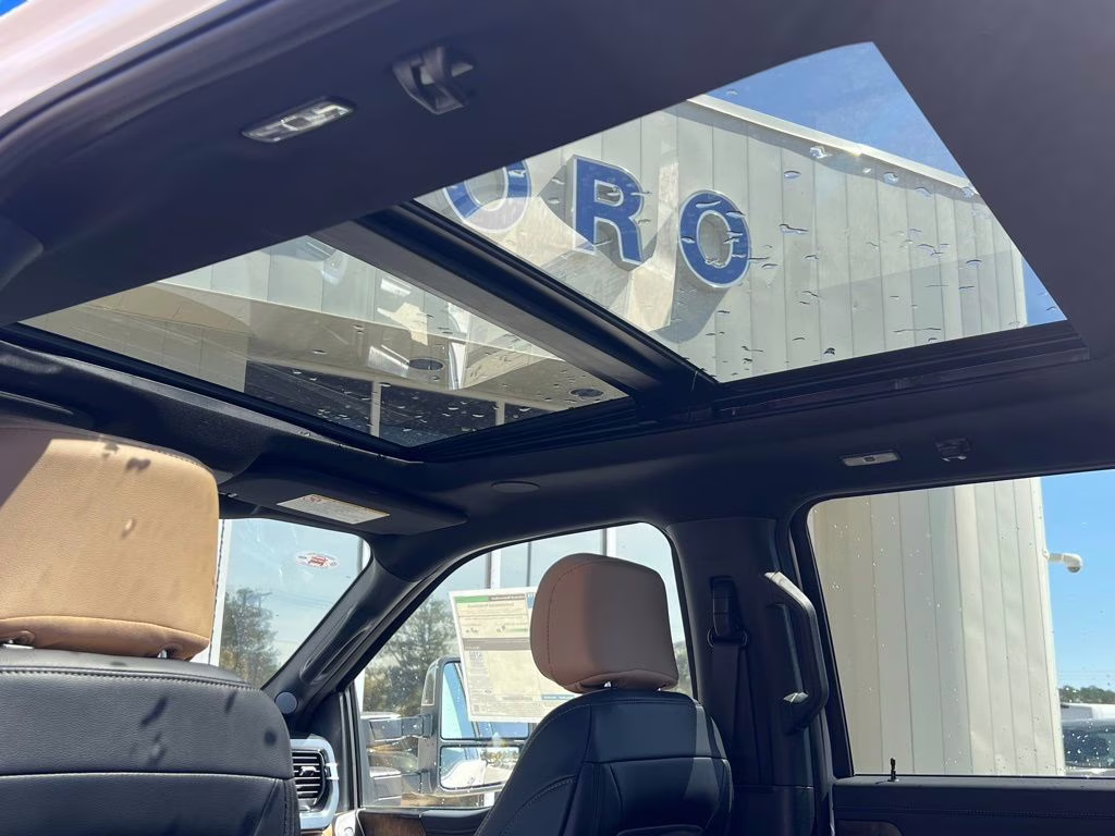 2025 Star White Metallic Tri-Coat Ford Super Duty F-350 SRW Lariat 4X4 Truck