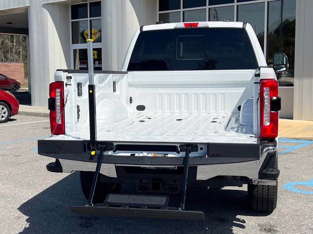 2025 Star White Metallic Tri-Coat Ford Super Duty F-350 SRW Lariat 4X4 Truck