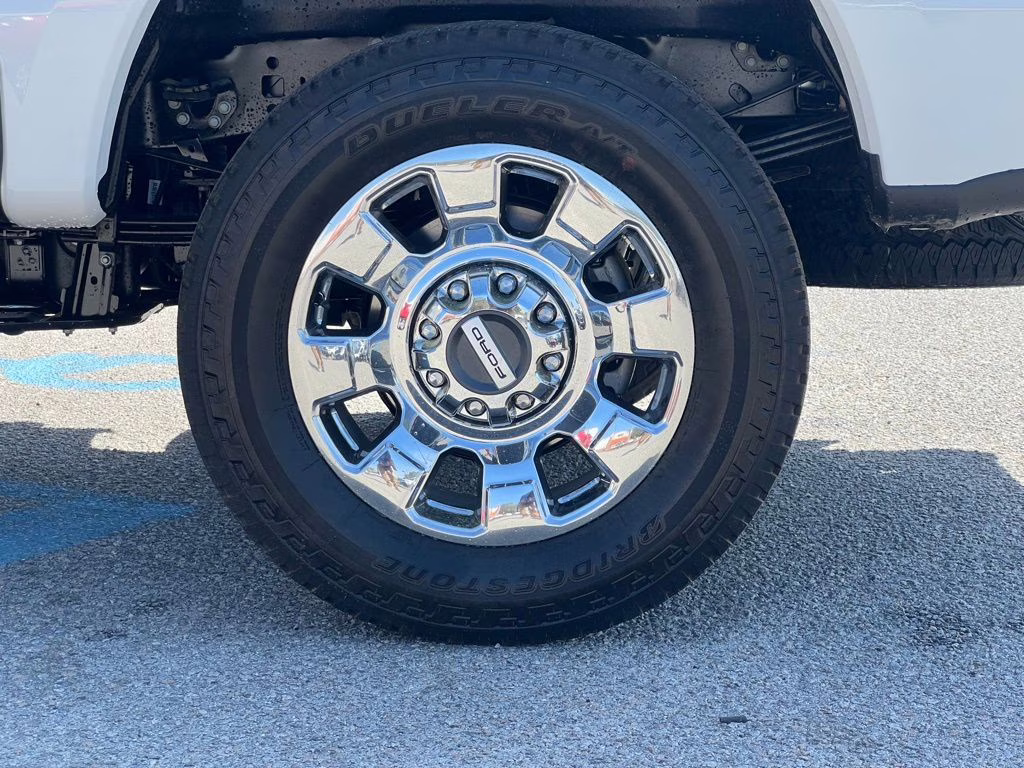 2025 Star White Metallic Tri-Coat Ford Super Duty F-350 SRW Lariat 4X4 Truck