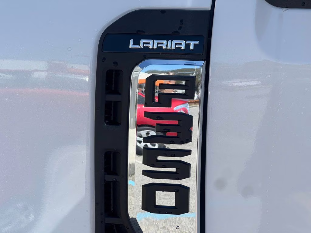 2025 Star White Metallic Tri-Coat Ford Super Duty F-350 SRW Lariat 4X4 Truck