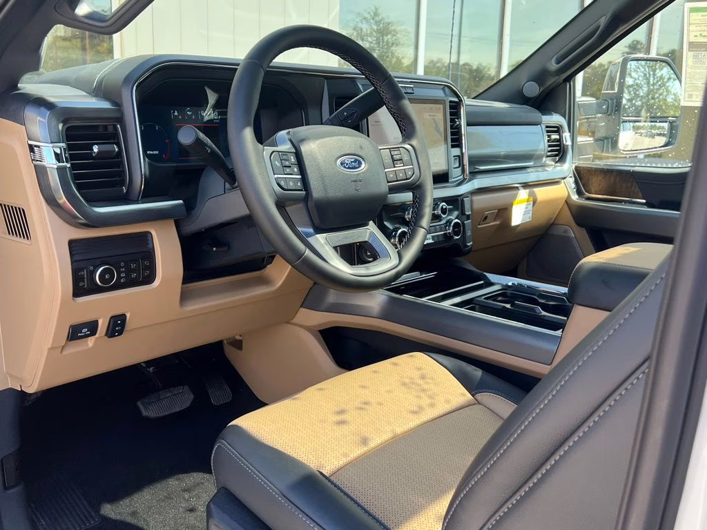 2025 Star White Metallic Tri-Coat Ford Super Duty F-350 SRW Lariat 4X4 Truck