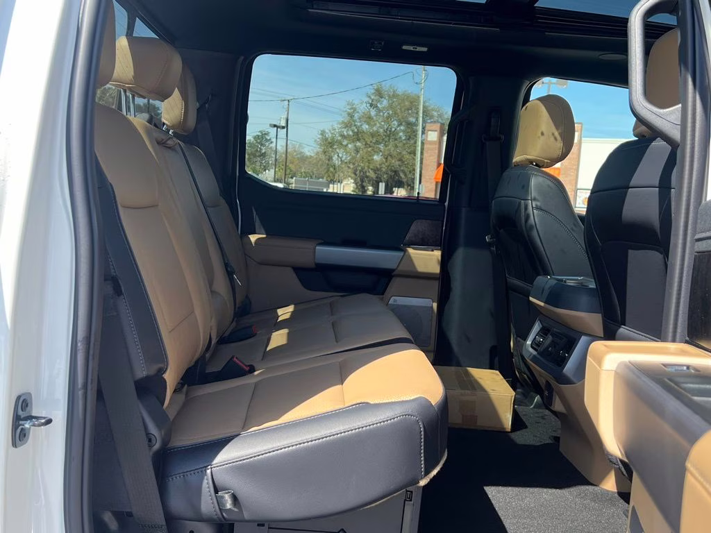 2025 Star White Metallic Tri-Coat Ford Super Duty F-350 SRW Lariat 4X4 Truck