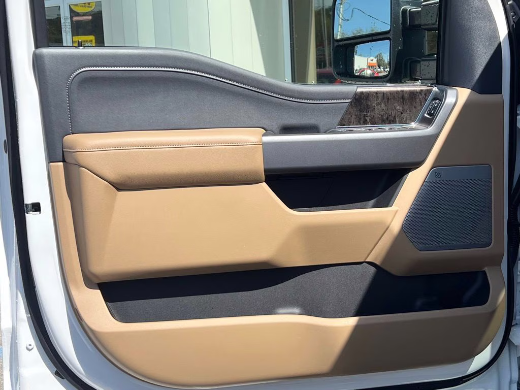 2025 Star White Metallic Tri-Coat Ford Super Duty F-350 SRW Lariat 4X4 Truck