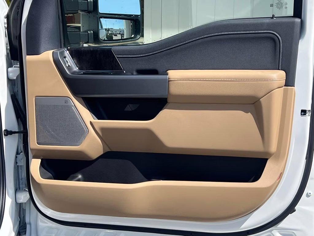 2025 Star White Metallic Tri-Coat Ford Super Duty F-350 SRW Lariat 4X4 Truck