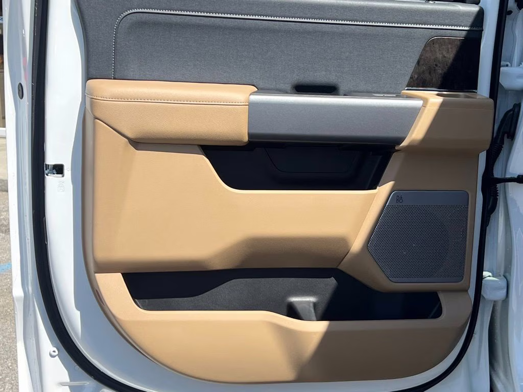 2025 Star White Metallic Tri-Coat Ford Super Duty F-350 SRW Lariat 4X4 Truck