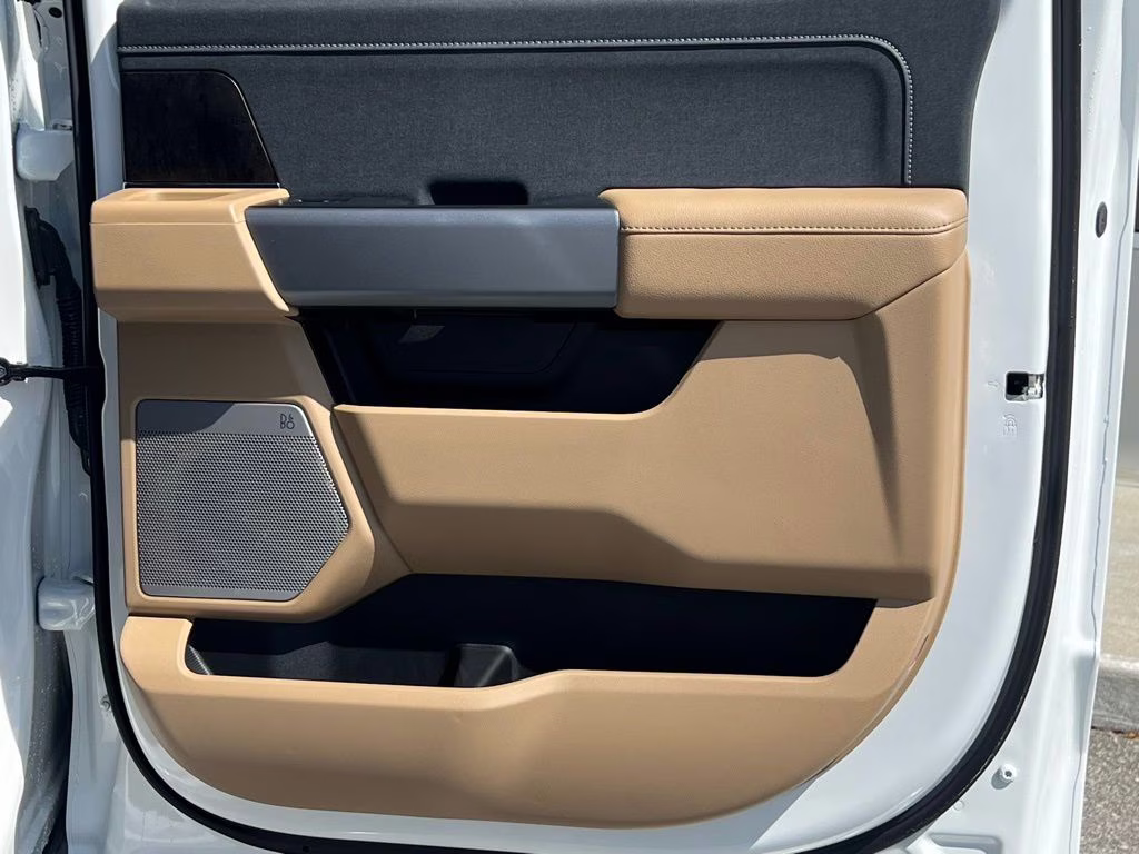 2025 Star White Metallic Tri-Coat Ford Super Duty F-350 SRW Lariat 4X4 Truck