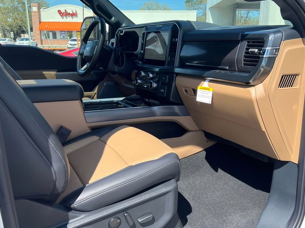 2025 Star White Metallic Tri-Coat Ford Super Duty F-350 SRW Lariat 4X4 Truck