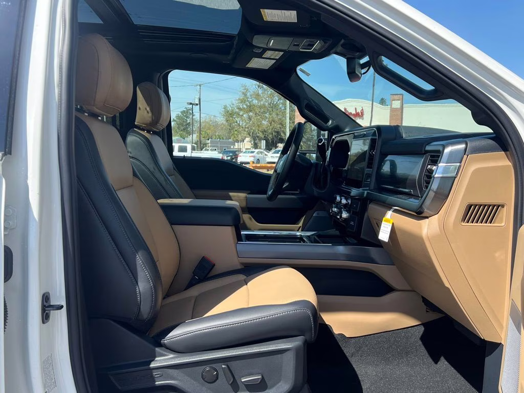 2025 Star White Metallic Tri-Coat Ford Super Duty F-350 SRW Lariat 4X4 Truck