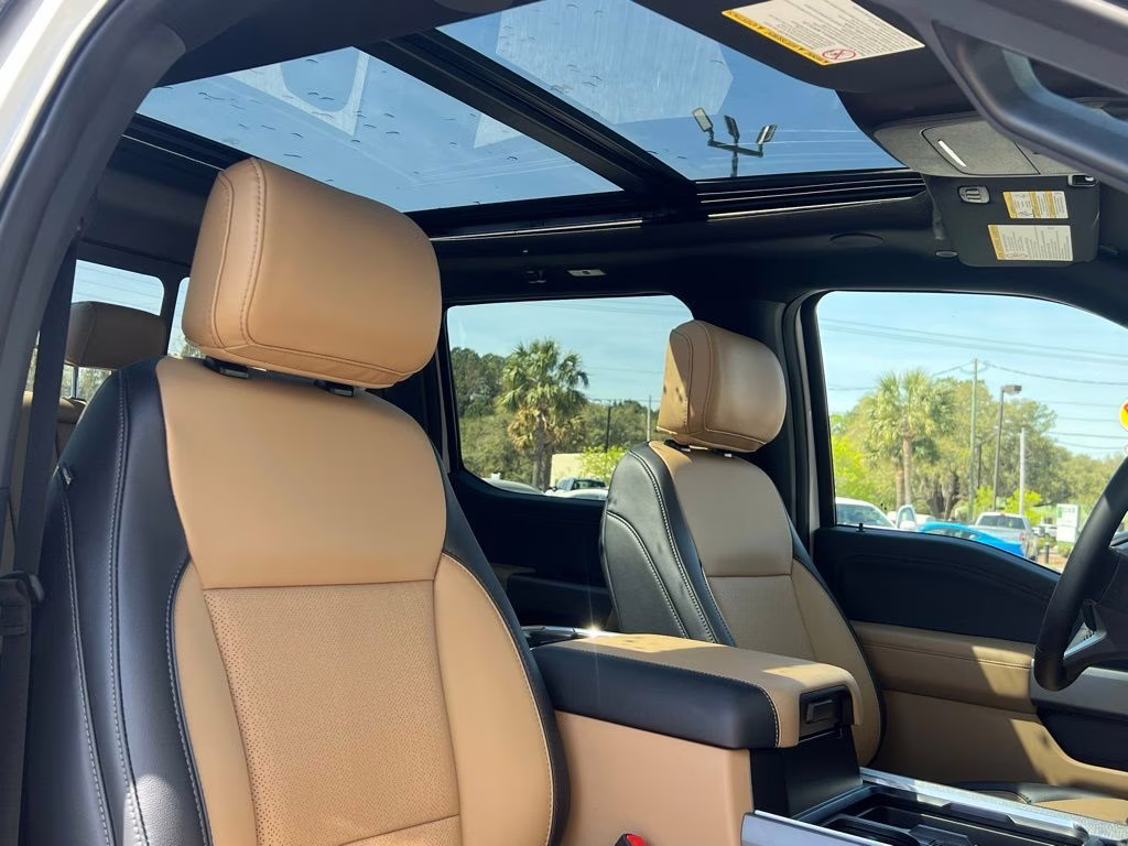 2025 Star White Metallic Tri-Coat Ford Super Duty F-350 SRW Lariat 4X4 Truck