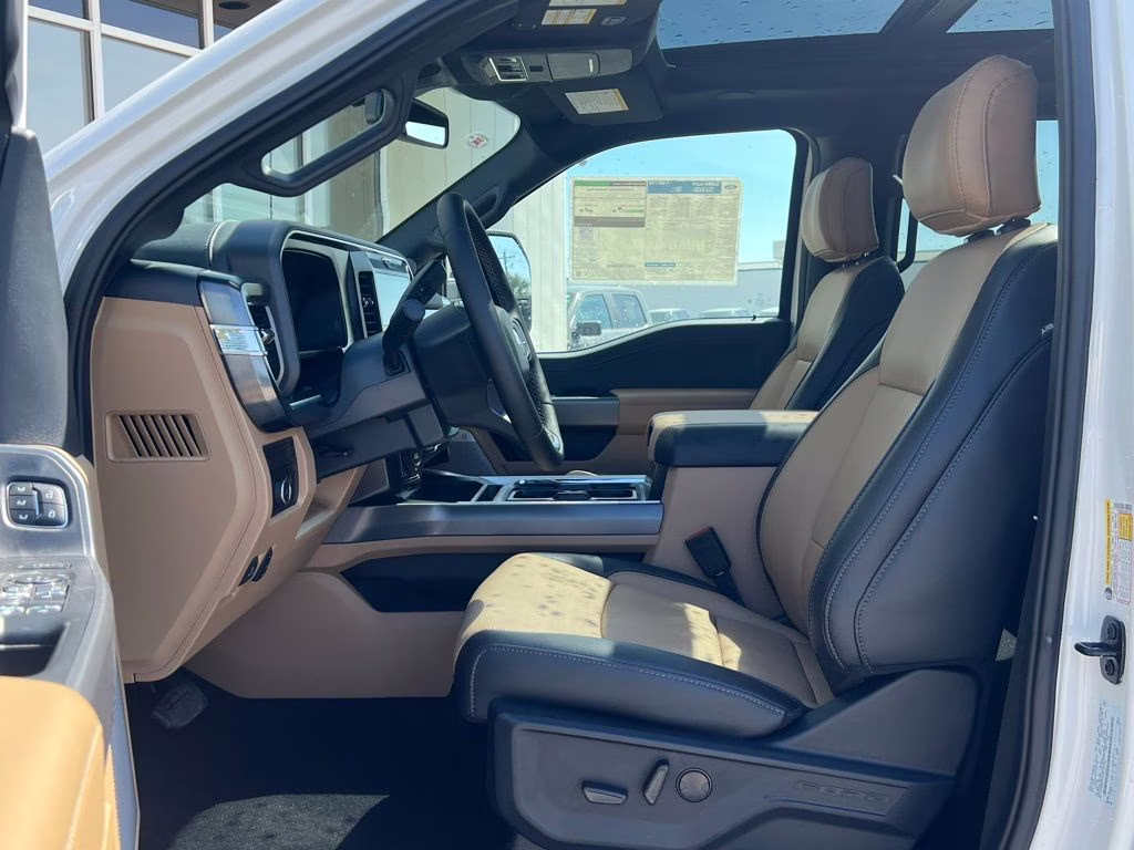 2025 Star White Metallic Tri-Coat Ford Super Duty F-350 SRW Lariat 4X4 Truck