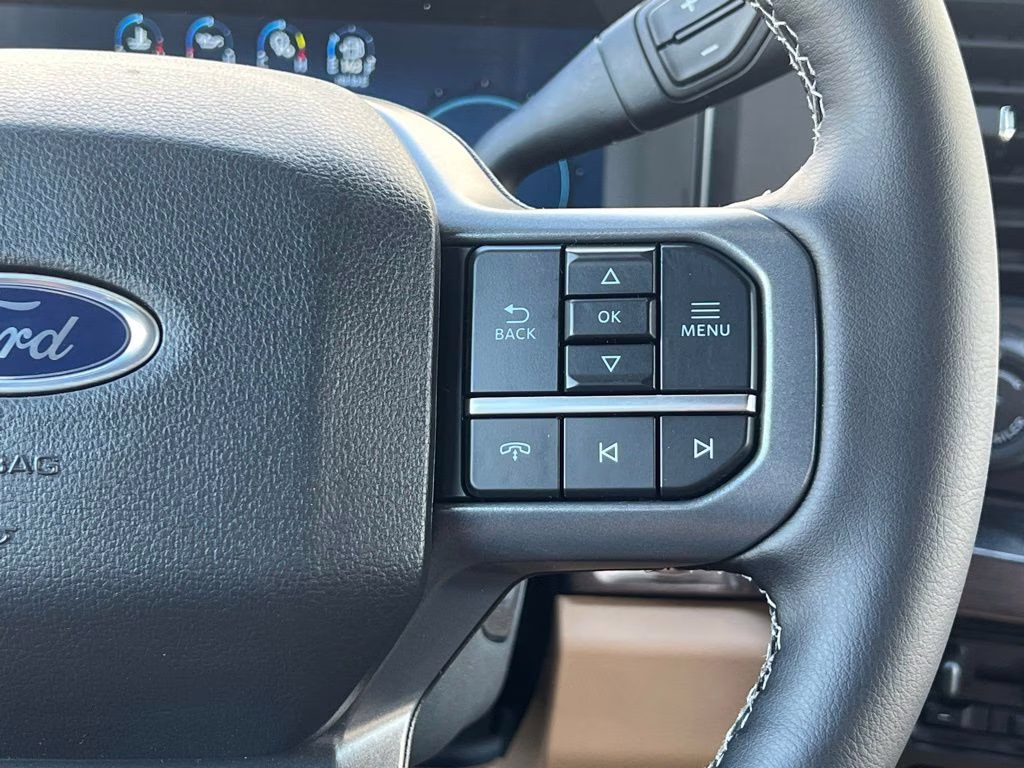 2025 Star White Metallic Tri-Coat Ford Super Duty F-350 SRW Lariat 4X4 Truck