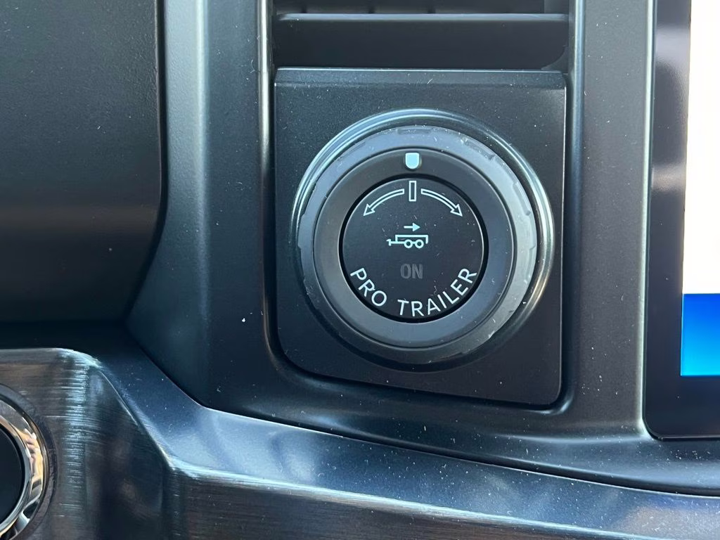 2025 Star White Metallic Tri-Coat Ford Super Duty F-350 SRW Lariat 4X4 Truck